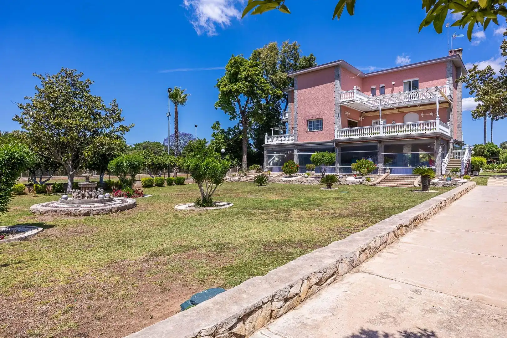 Vista exterior de Finca rústica en venda en Sanlúcar la Mayor amb Calefacció, Jardí privat i Terrassa