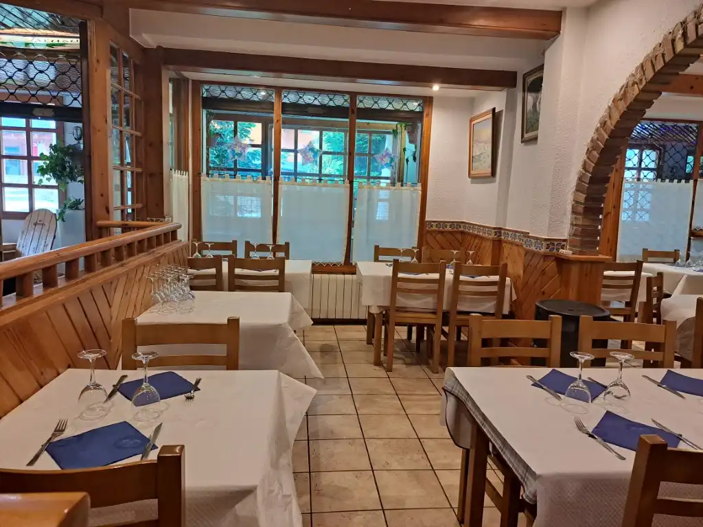 Local en traspaso en Alp con Calefacción, Parquet y Terraza