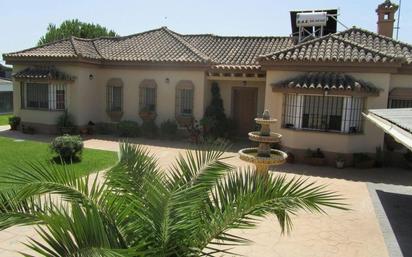 Vista exterior de Casa o xalet en venda en Jerez de la Frontera amb Aire condicionat, Jardí privat i Piscina