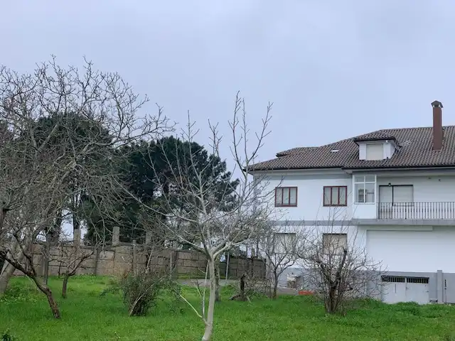 Außenansicht von Einfamilien-Reihenhaus zum Verkauf in Vilagarcía de Arousa mit Heizung, Privatgarten und Möbliert