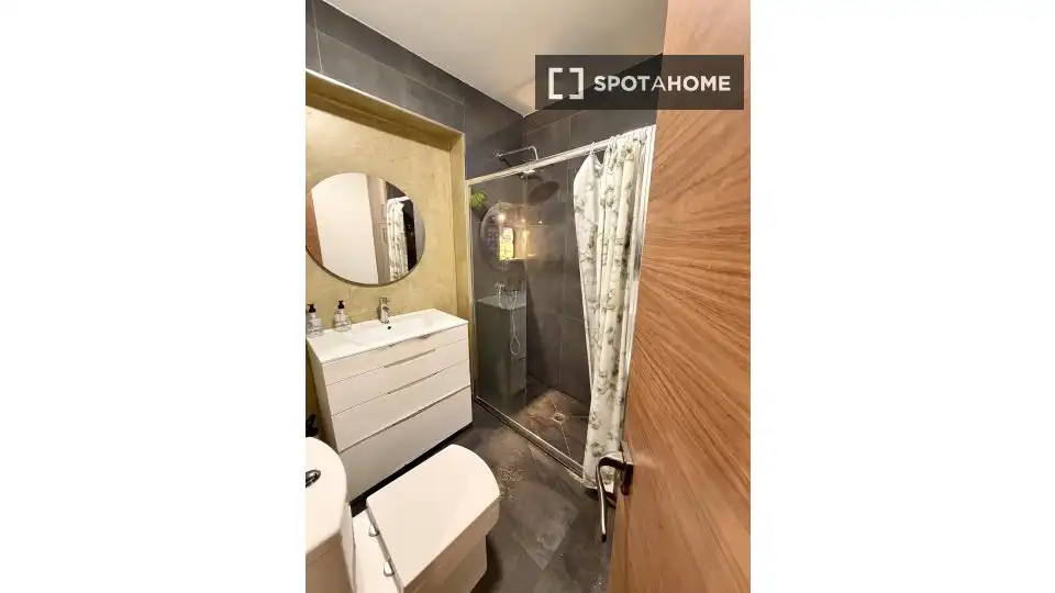 Bathroom of Flat for rent in Madrid  with Air Conditioner, Heating and Furnished