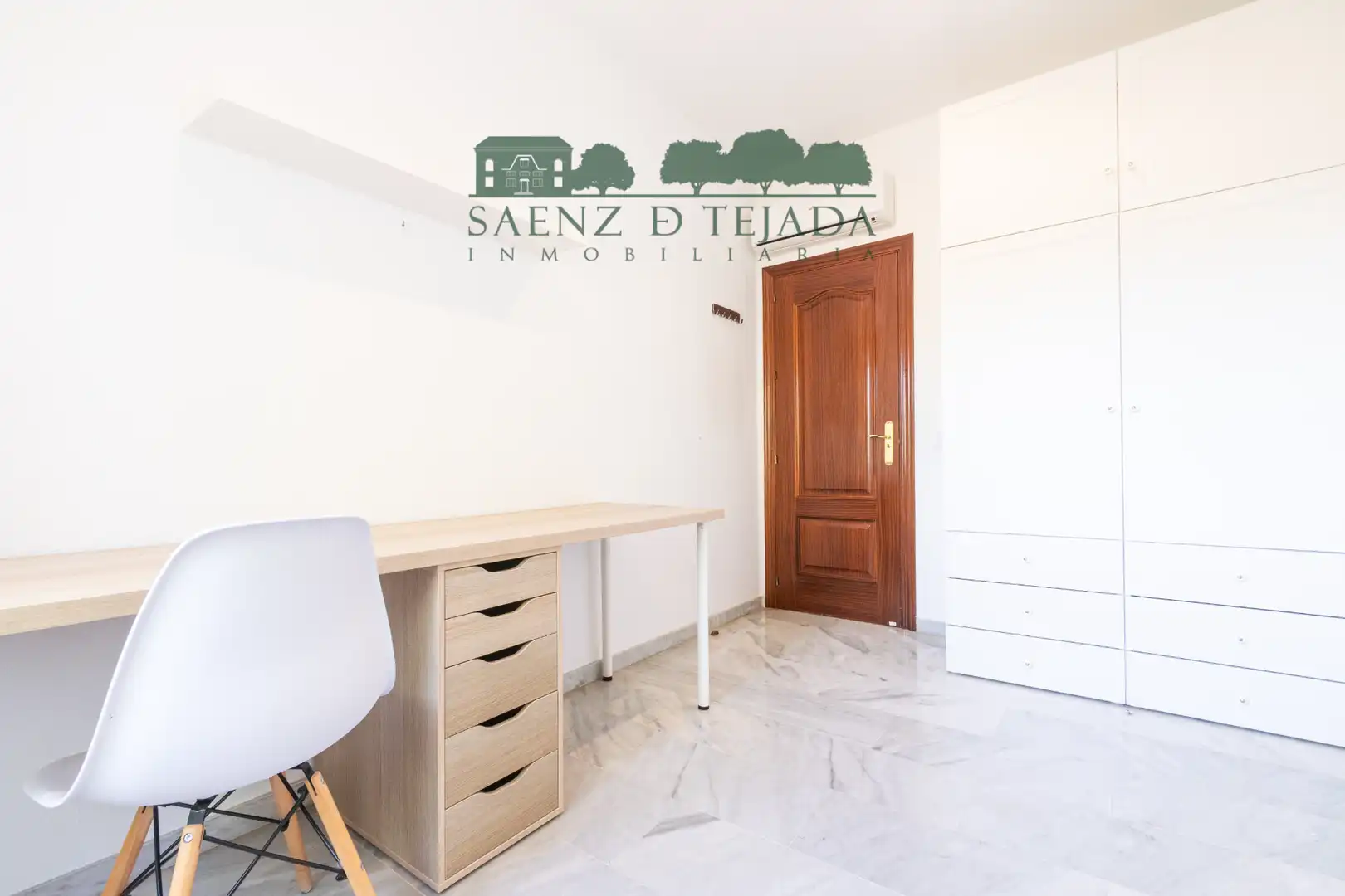 Bedroom of Flat for rent in Sevilla  with Air Conditioner, Storage room and Oven