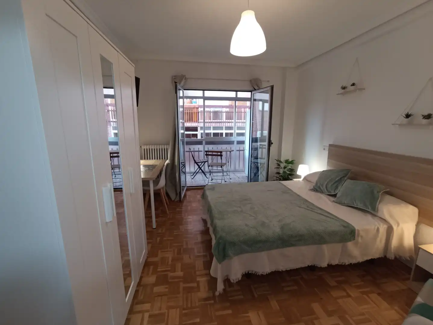 Room in Calle Hornos Caleros, Estación