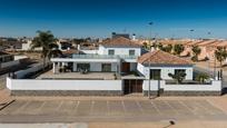 Vista exterior de Casa o xalet en venda en San Pedro del Pinatar amb Aire condicionat, Terrassa i Piscina