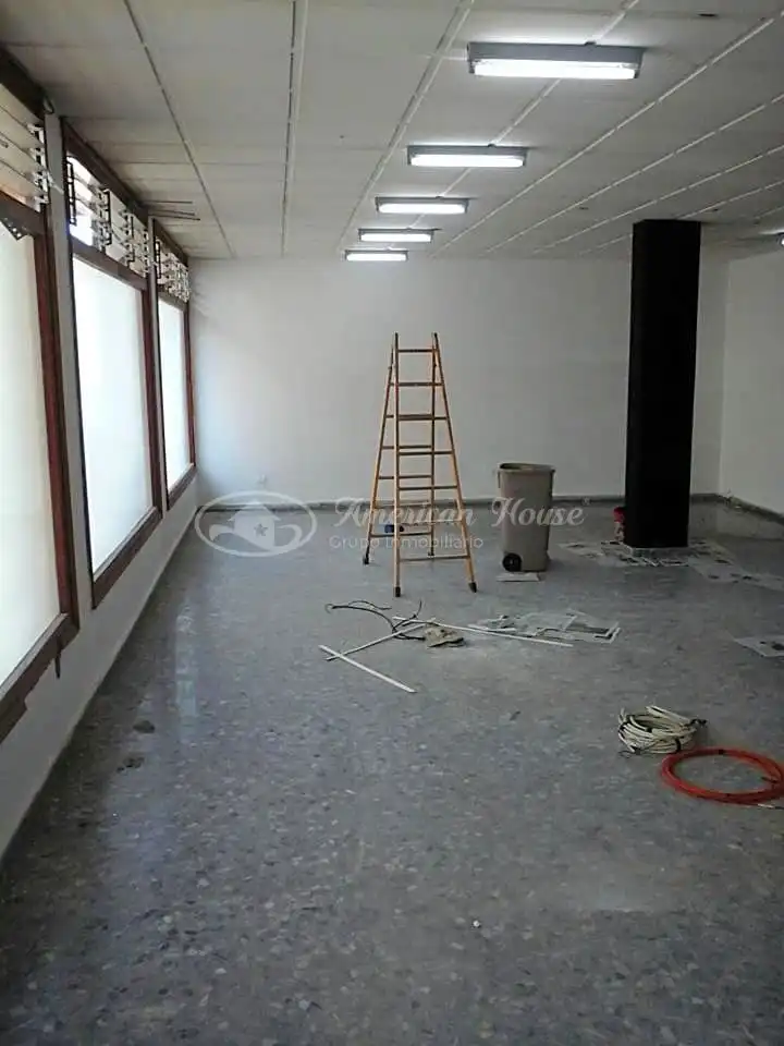 Local comercial de lloguer a Núcleo urbano, imagen 4
