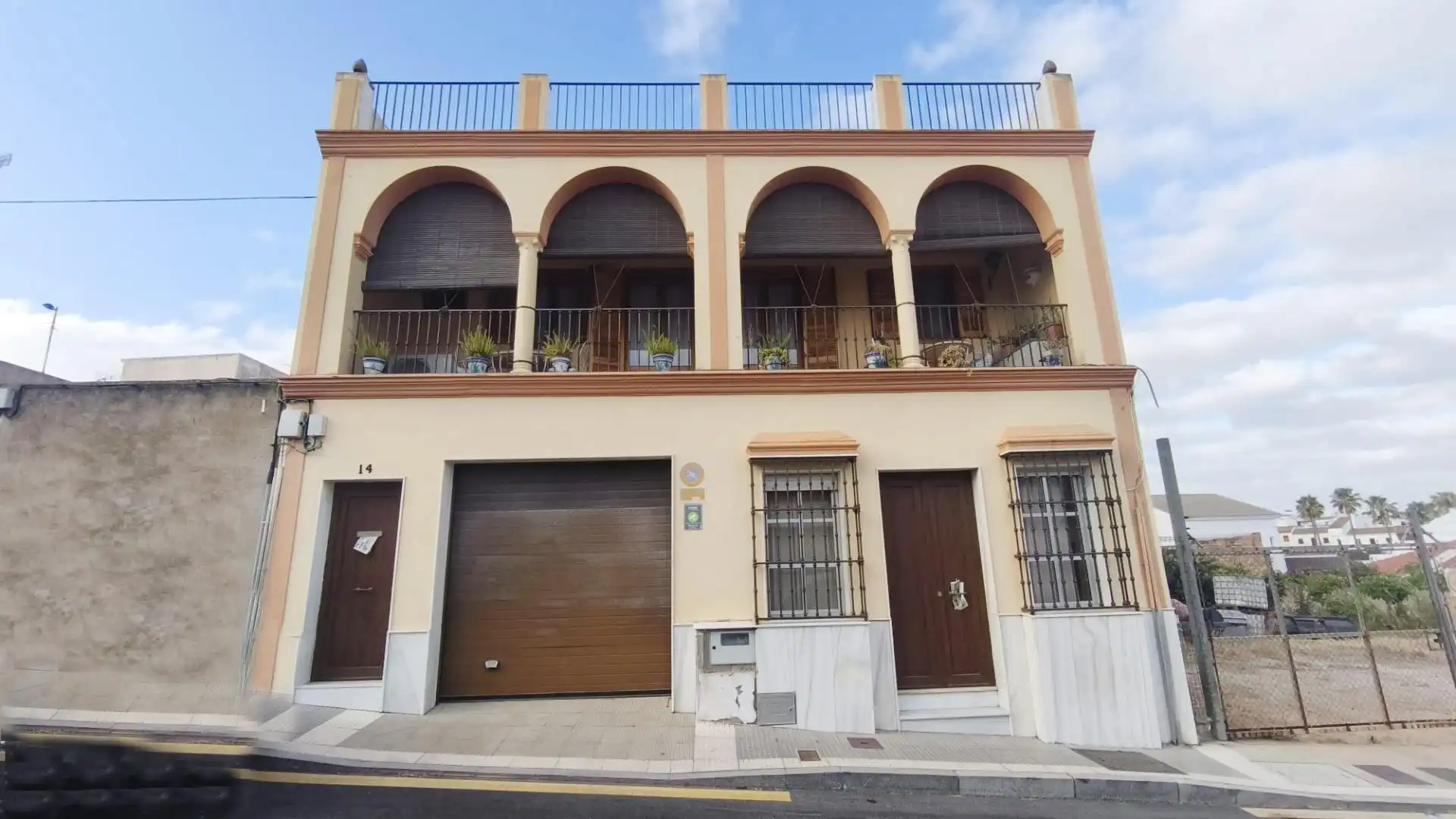 Vista exterior de Casa adosada en venda en Palos de la Frontera amb Terrassa, Moblat i Balcó