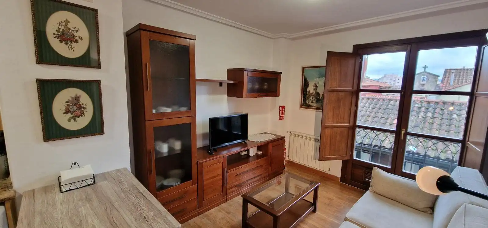 Sala d'estar de Pis de lloguer en Gijón  amb Calefacció, Parquet i Moblat