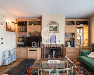 Sala d'estar de Casa adosada en venda en  Madrid Capital amb Calefacció, Jardí privat i Parquet