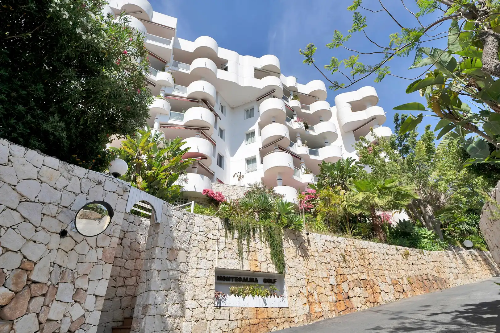 Vista exterior de Ático de alquiler en Marbella con Aire acondicionado, Calefacción y Jardín privado