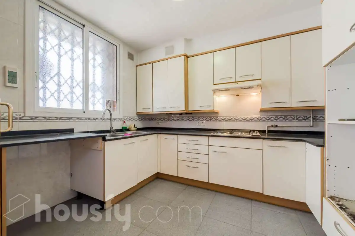 Cuina de Casa o xalet en venda en Barcelona amb Jardí privat, Terrassa i Traster