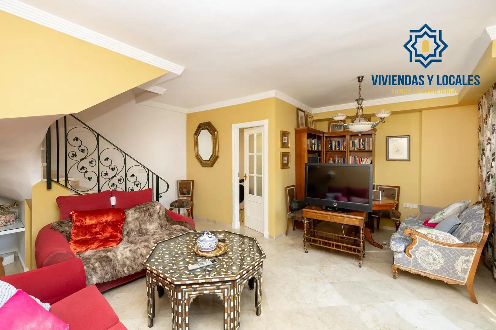 Sala de estar de Casa adosada en venta en Granada con Aire acondicionado, Calefacción y Jardín privado