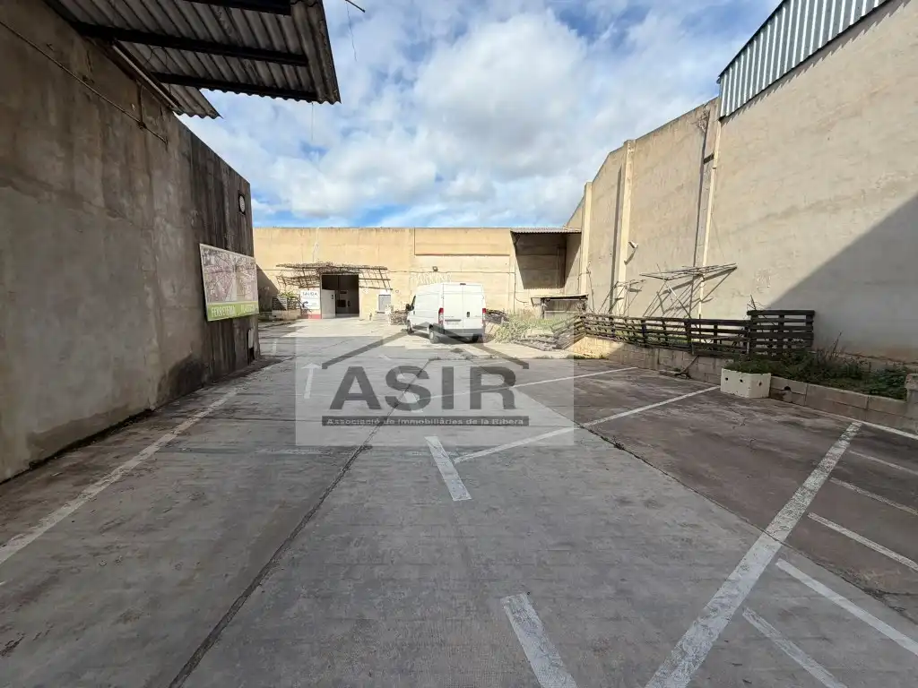 Außenansicht von Fabrikhallen zum Verkauf in Alzira