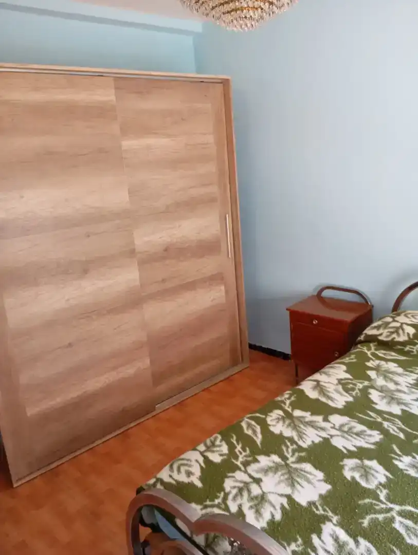 Schlafzimmer von Wohnung zur Miete in Benavides mit Waschmaschine, Mikrowelle und Fernseher