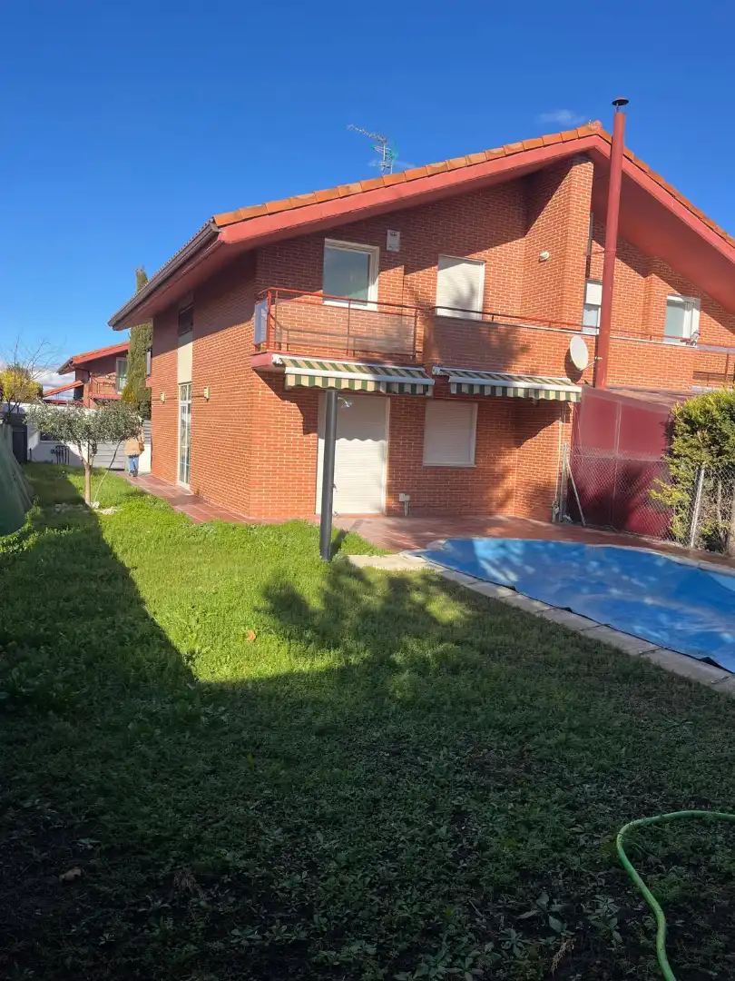 Vista exterior de Casa o xalet en venda en Renedo de Esgueva amb Calefacció, Jardí privat i Parquet