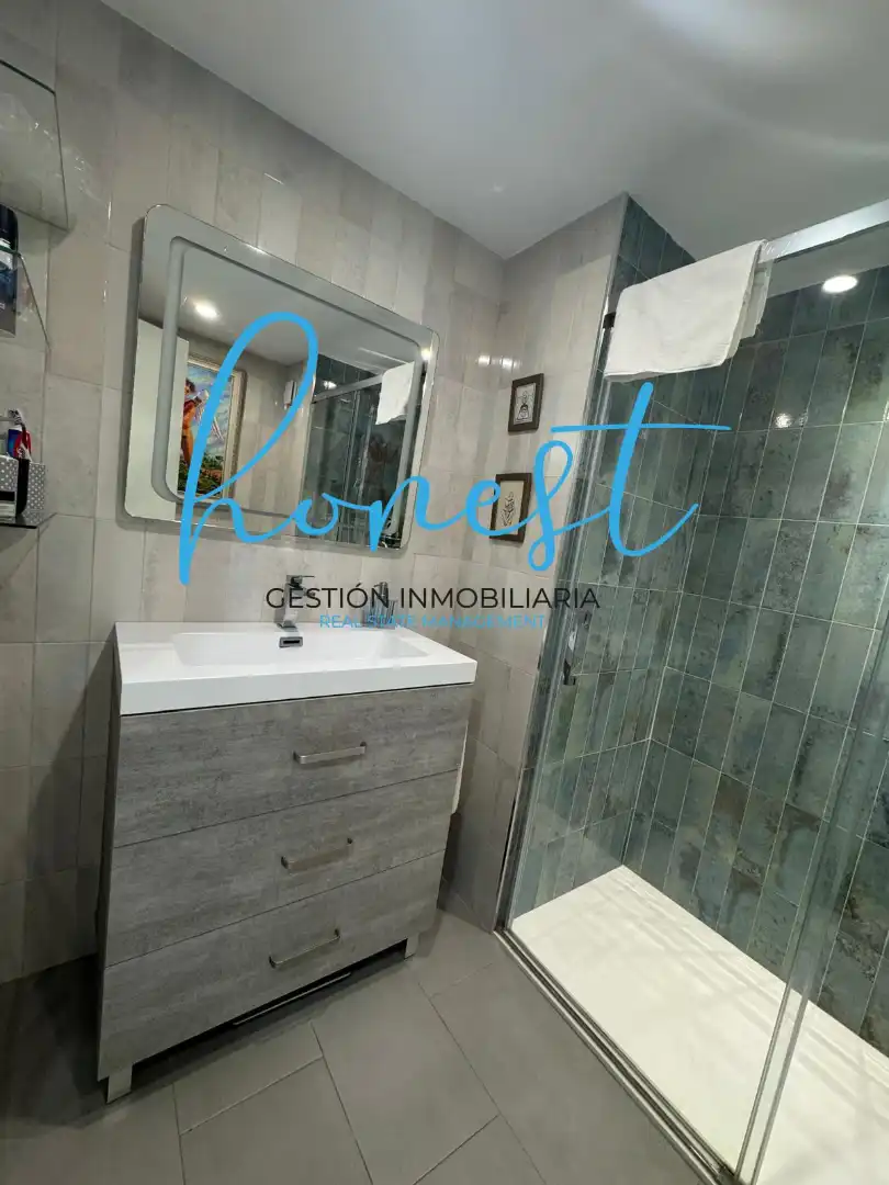 Baño de Piso en venta en Torremolinos con Aire acondicionado, Terraza y Amueblado