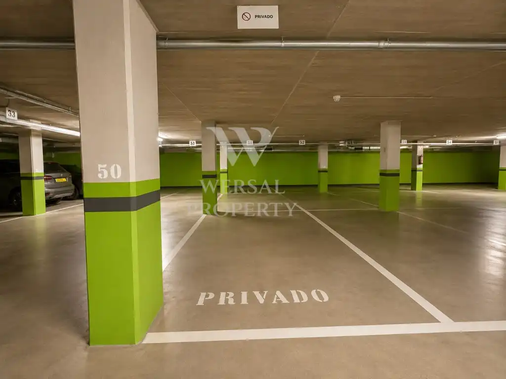 Parkplatz von Wohnungen zum Verkauf in Salou mit Klimaanlage, Privatgarten und Möbliert