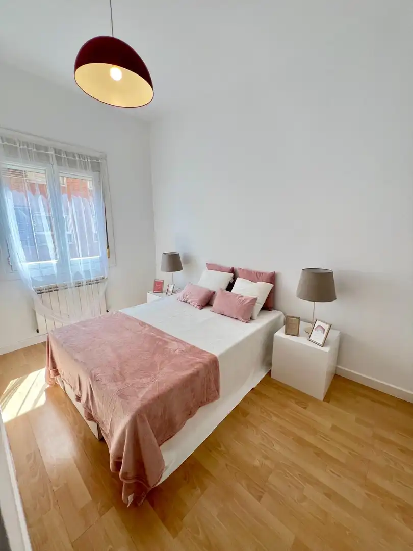 Dormitori de Apartament de lloguer en Madrid amb Aire condicionat i Calefacció