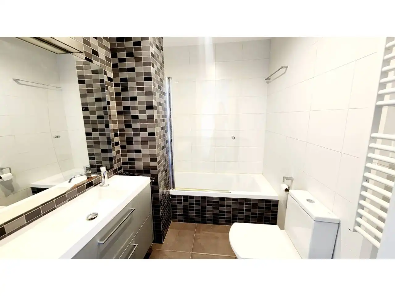 Badezimmer von Einfamilien-Reihenhaus zum Verkauf in Sabadell mit Klimaanlage, Heizung und Terrasse