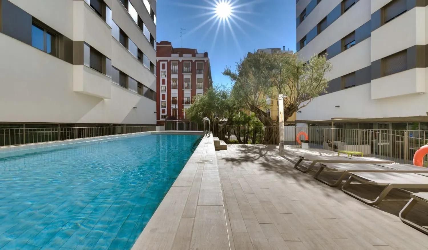 Swimming pool of Study to rent in  Valencia Capital  with Air Conditioner, Heating and Private garden
