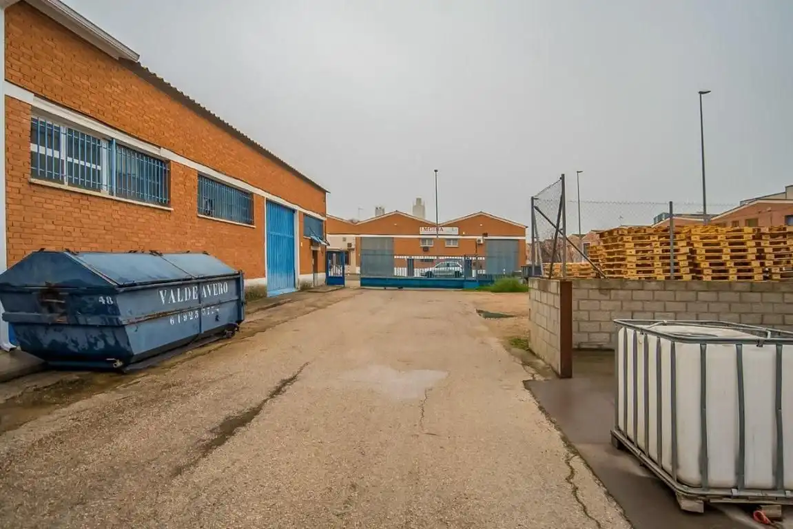 Vista exterior de Nave industrial en venta en Camarma de Esteruelas