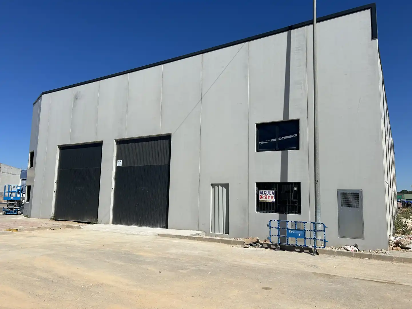 Exterior view of Industrial buildings for rent in Torrent