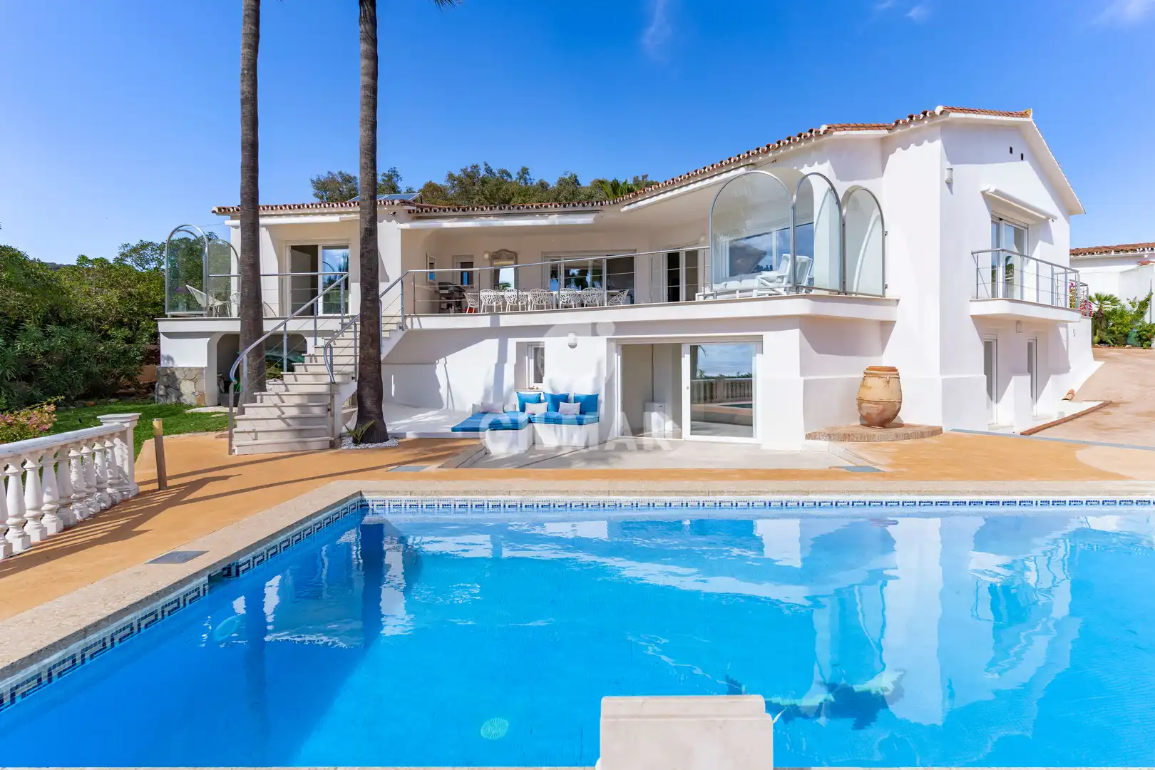 Vista exterior de Casa o xalet en venda en Sotogrande amb Calefacció, Jardí privat i Piscina