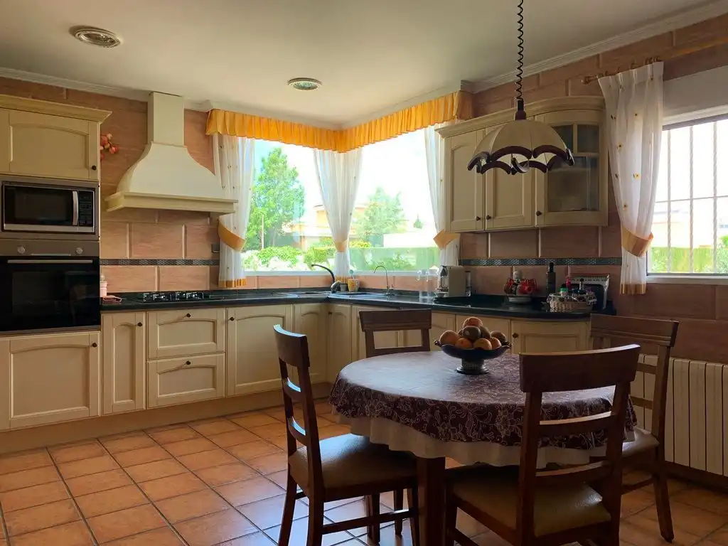 Cocina de Casa o chalet en venta en L'Alfàs del Pi con Aire acondicionado, Calefacción y Jardín privado