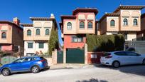 Vista exterior de Casa o xalet en venda en Jun amb Calefacció, Jardí privat i Parquet