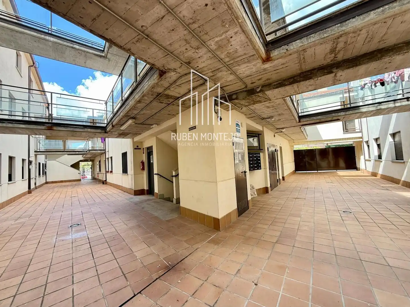 Vista exterior de Piso en venta en Castellanos de Moriscos con Calefacción, Horno y Lavadora