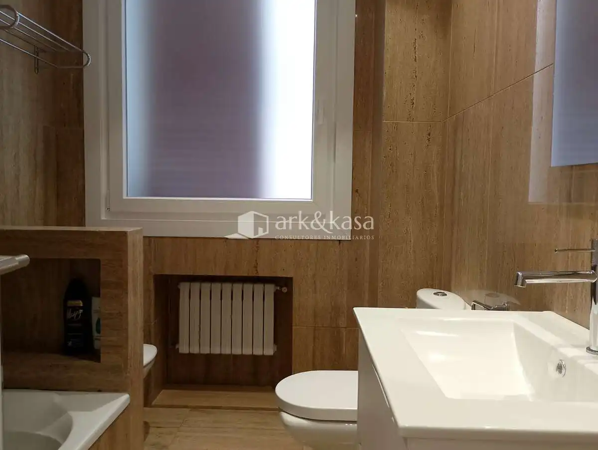 Badezimmer von Wohnung zur Miete in Valencia mit Klimaanlage, Heizung und Möbliert