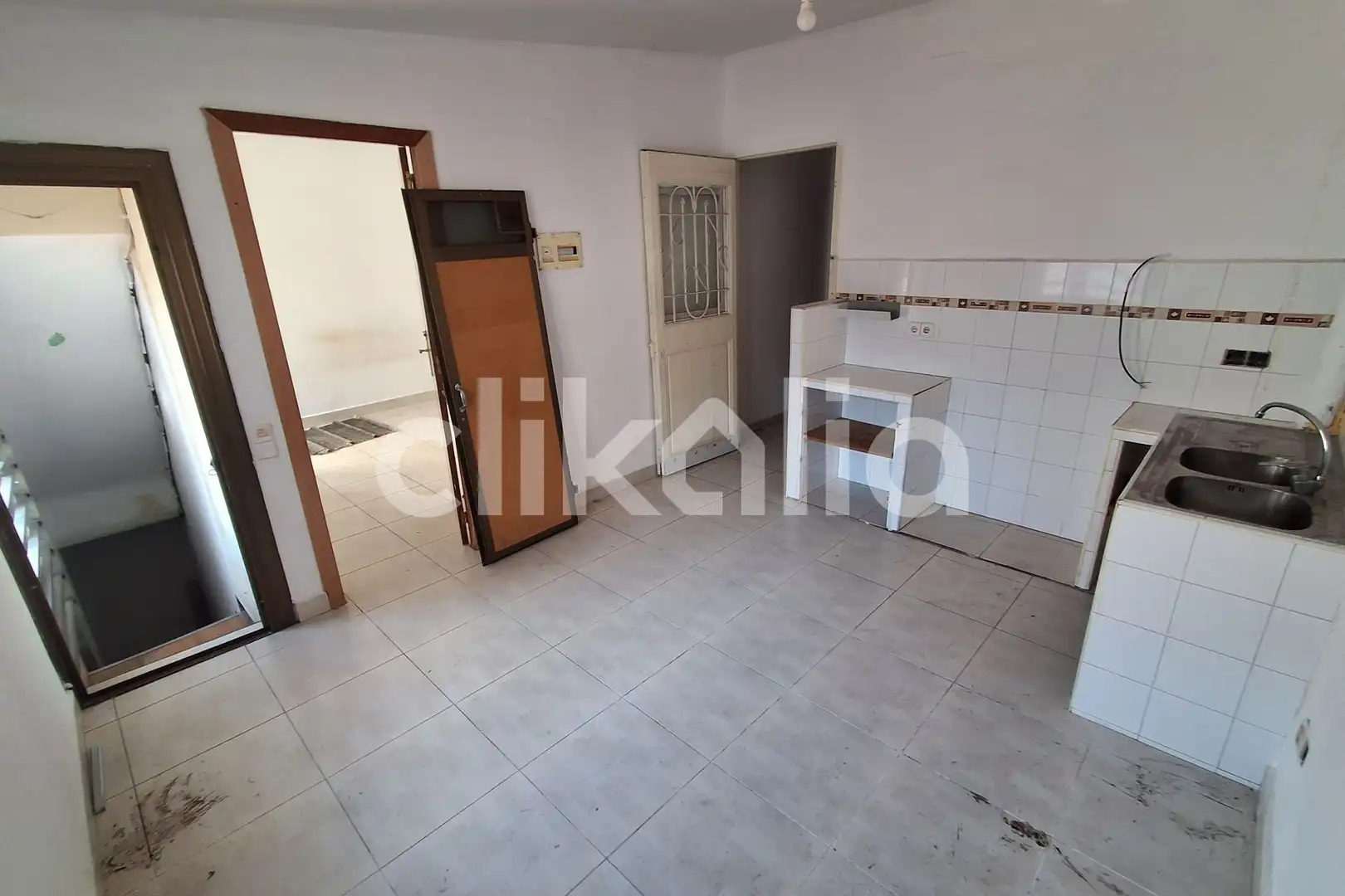 Küche von Einfamilien-Reihenhaus zum Verkauf in Sabadell mit Terrasse
