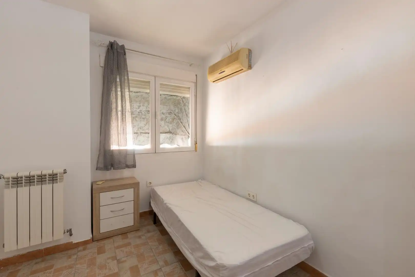 Dormitori de Pis en venda en Granada amb Aire condicionat, Calefacció i Terrassa