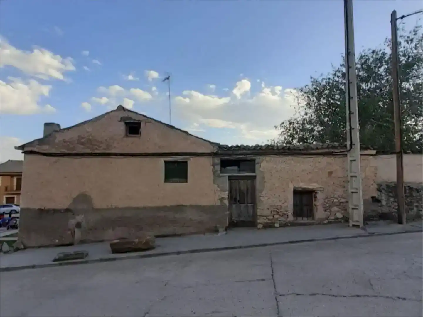 Vista exterior de Casa adosada en venda en Turégano amb Balcó