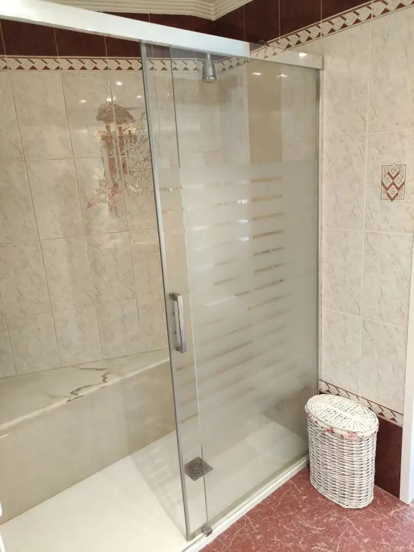 Badezimmer von Maisonette zum Verkauf in Albacete mit Klimaanlage, Heizung und Parkett
