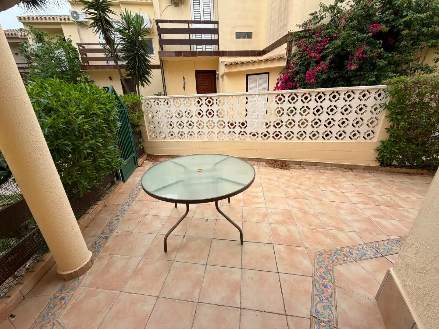 Terrasse von Einfamilien-Reihenhaus zur Miete in La Manga del Mar Menor mit Privatgarten, Terrasse und Möbliert
