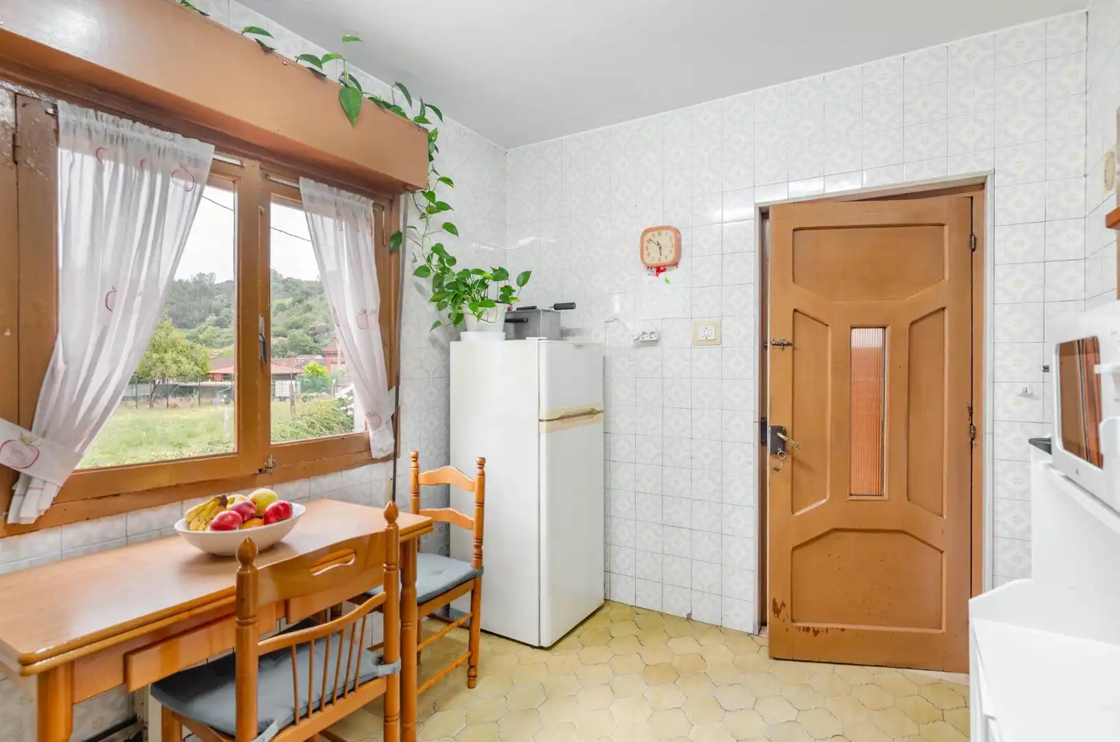 Cuina de Casa o xalet en venda en Oviedo  amb Calefacció, Jardí privat i Terrassa
