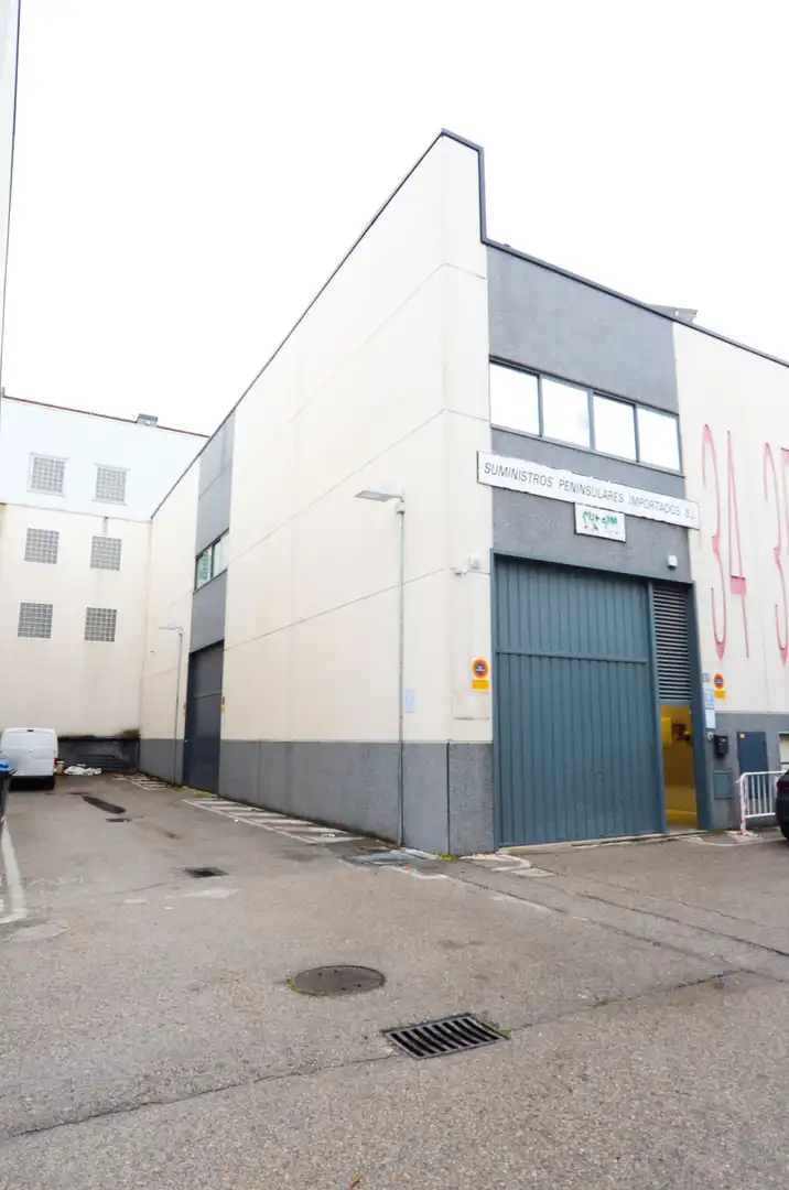 Außenansicht von Fabrikhallen zur Miete in Alcorcón