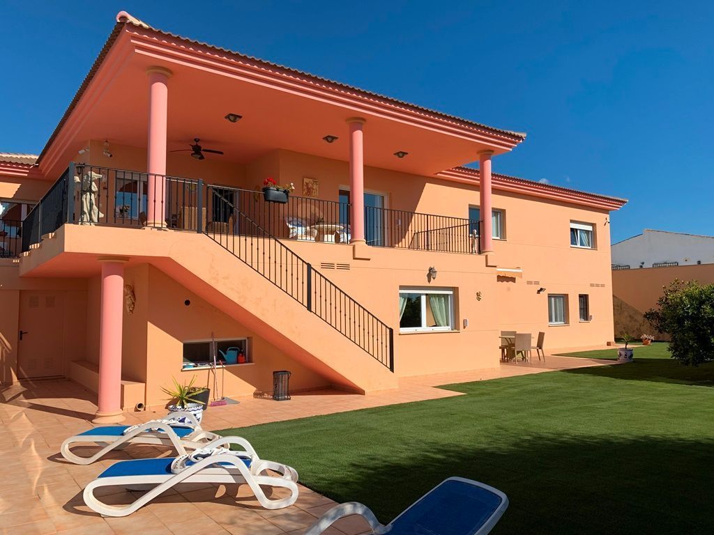 Vista exterior de Casa o xalet en venda en L'Alfàs del Pi amb Aire condicionat, Jardí privat i Traster