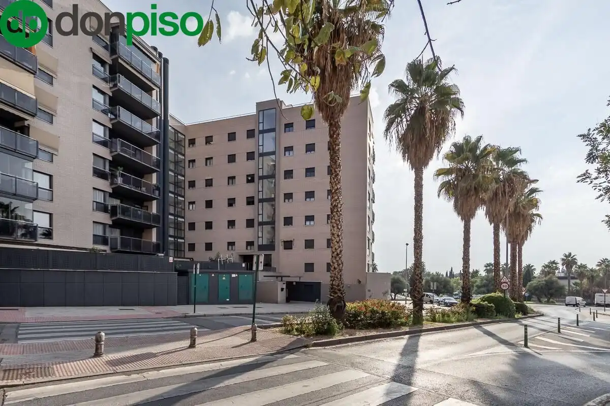 Vista exterior de Pis en venda en Granada amb Calefacció, Terrassa i Traster