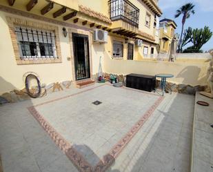 Vista exterior de Casa adosada en venda en Orihuela amb Jardí privat, Terrassa i Traster