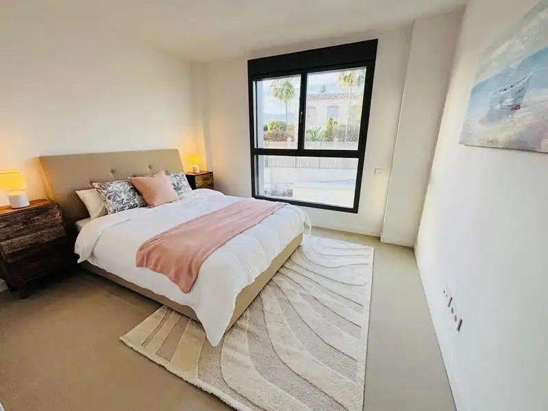 Dormitori de Apartament de lloguer en Estepona amb Aire condicionat, Terrassa i Piscina