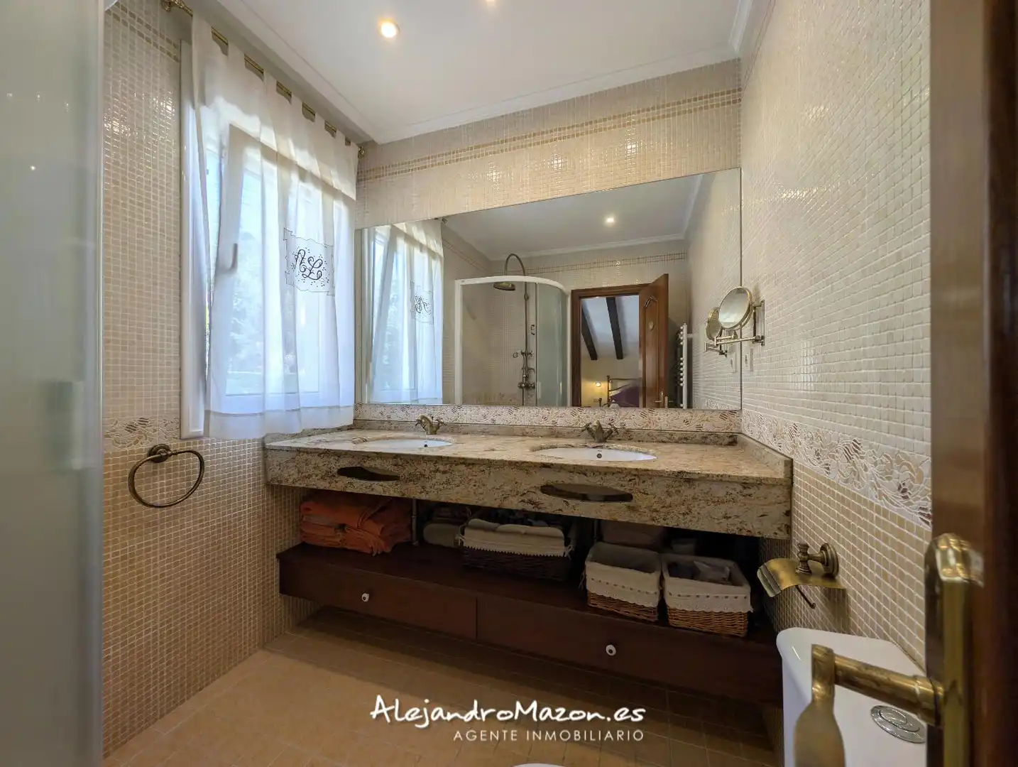 Badezimmer von Einfamilien-Reihenhaus zum Verkauf in Castro-Urdiales mit Heizung, Privatgarten und Terrasse