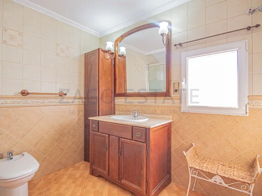 Baño de Casa adosada en venta en La Nucia con Jardín privado, Amueblado y Horno