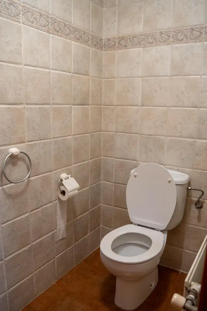 Badezimmer von Einfamilien-Reihenhaus zur Miete in Miraflores de la Sierra mit Heizung, Möbliert und Balkon