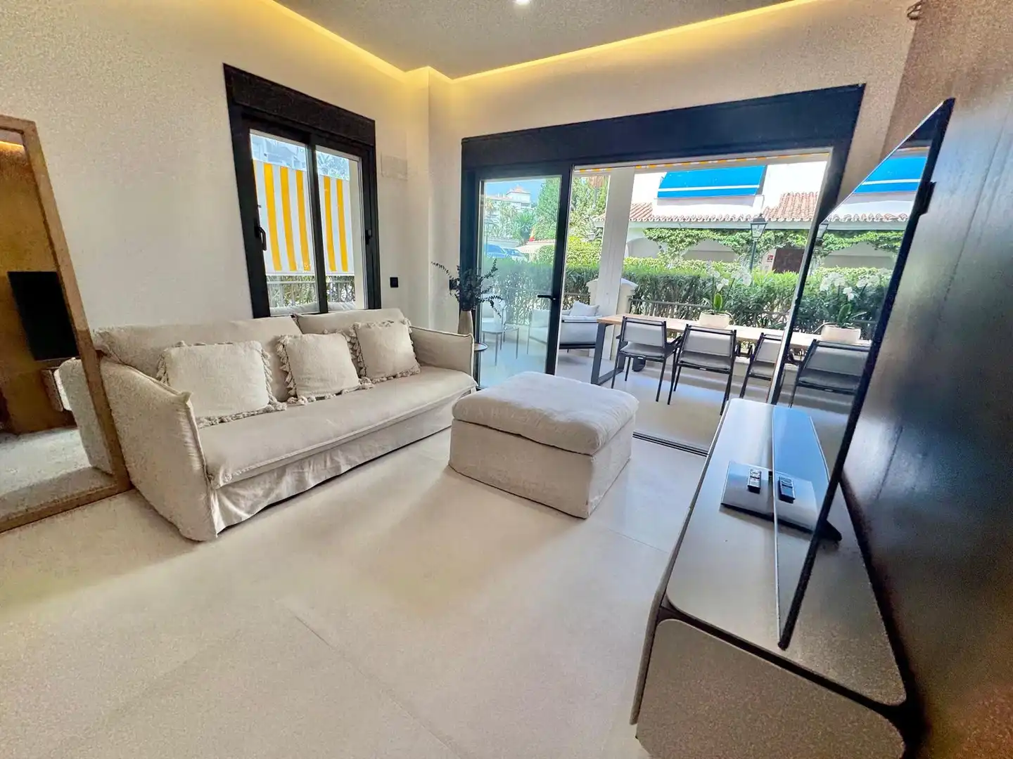 Sala d'estar de Planta baixa en venda en Marbella amb Aire condicionat, Terrassa i Piscina