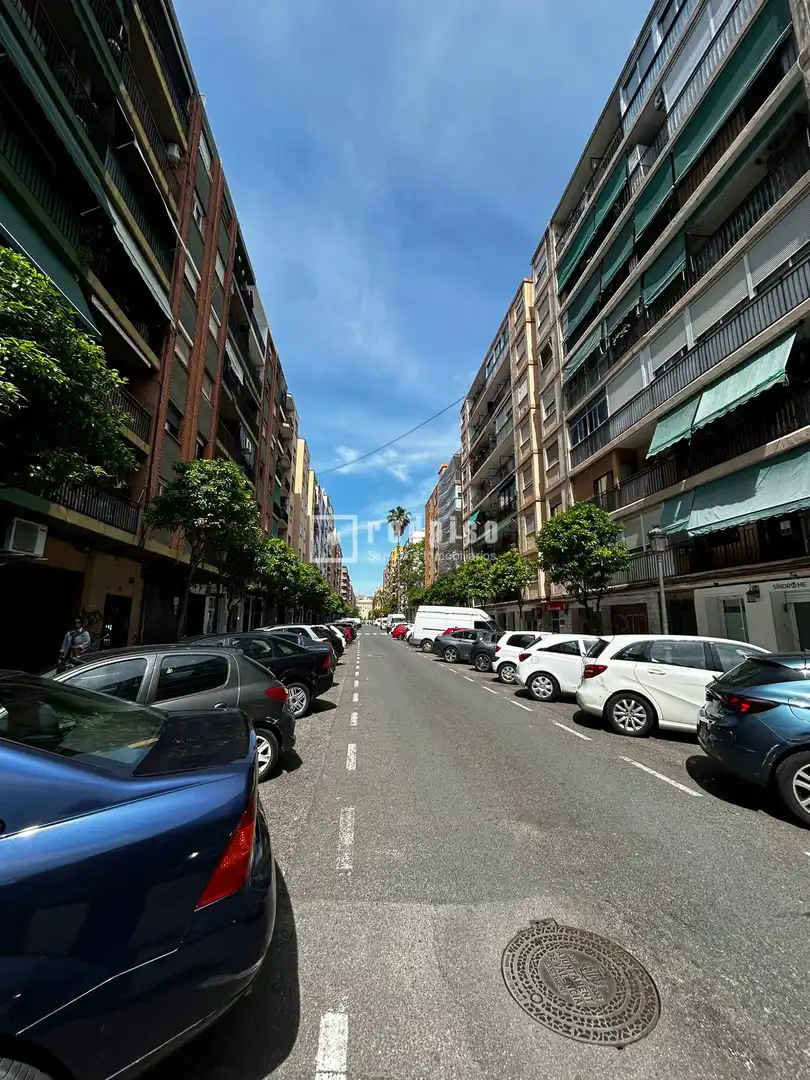 Vista exterior de Piso en venta en Valencia con Calefacción, Terraza y Amueblado