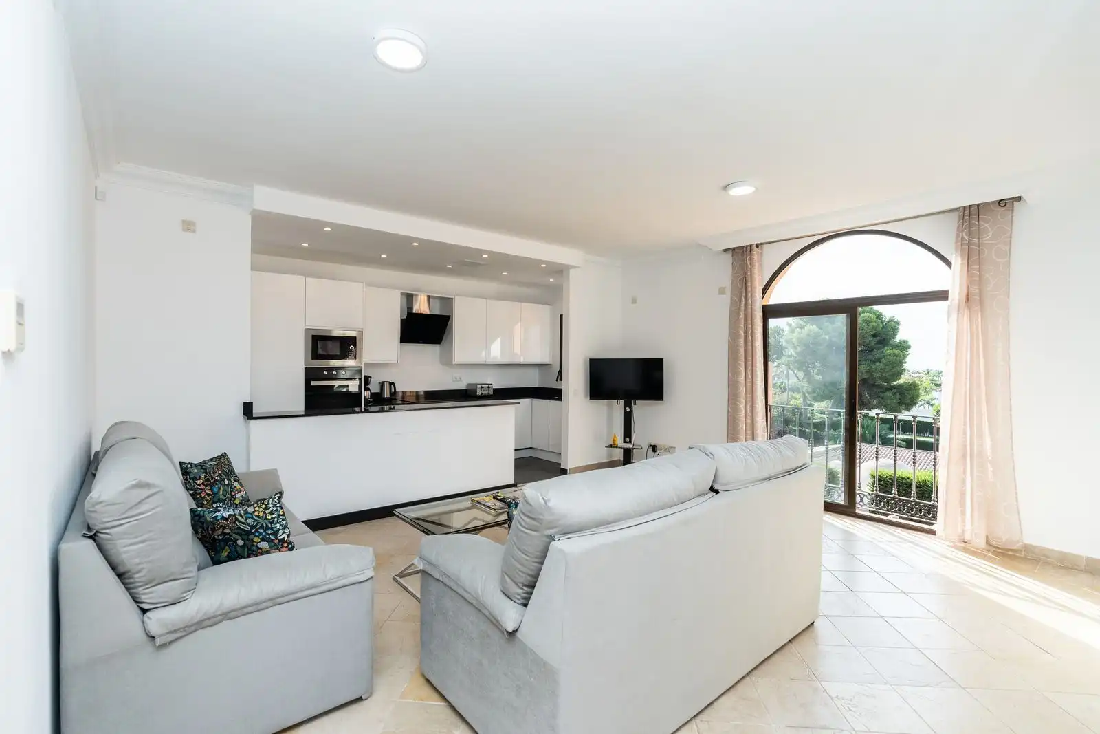 Sala de estar de Ático en venta en Estepona con Aire acondicionado, Terraza y Amueblado