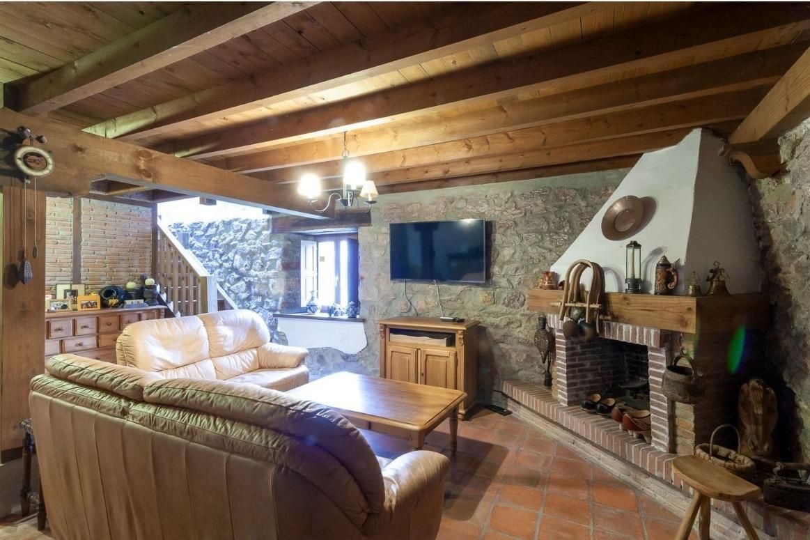 Sala d'estar de Casa o xalet en venda en Val de San Vicente  amb Calefacció, Traster i Balcó