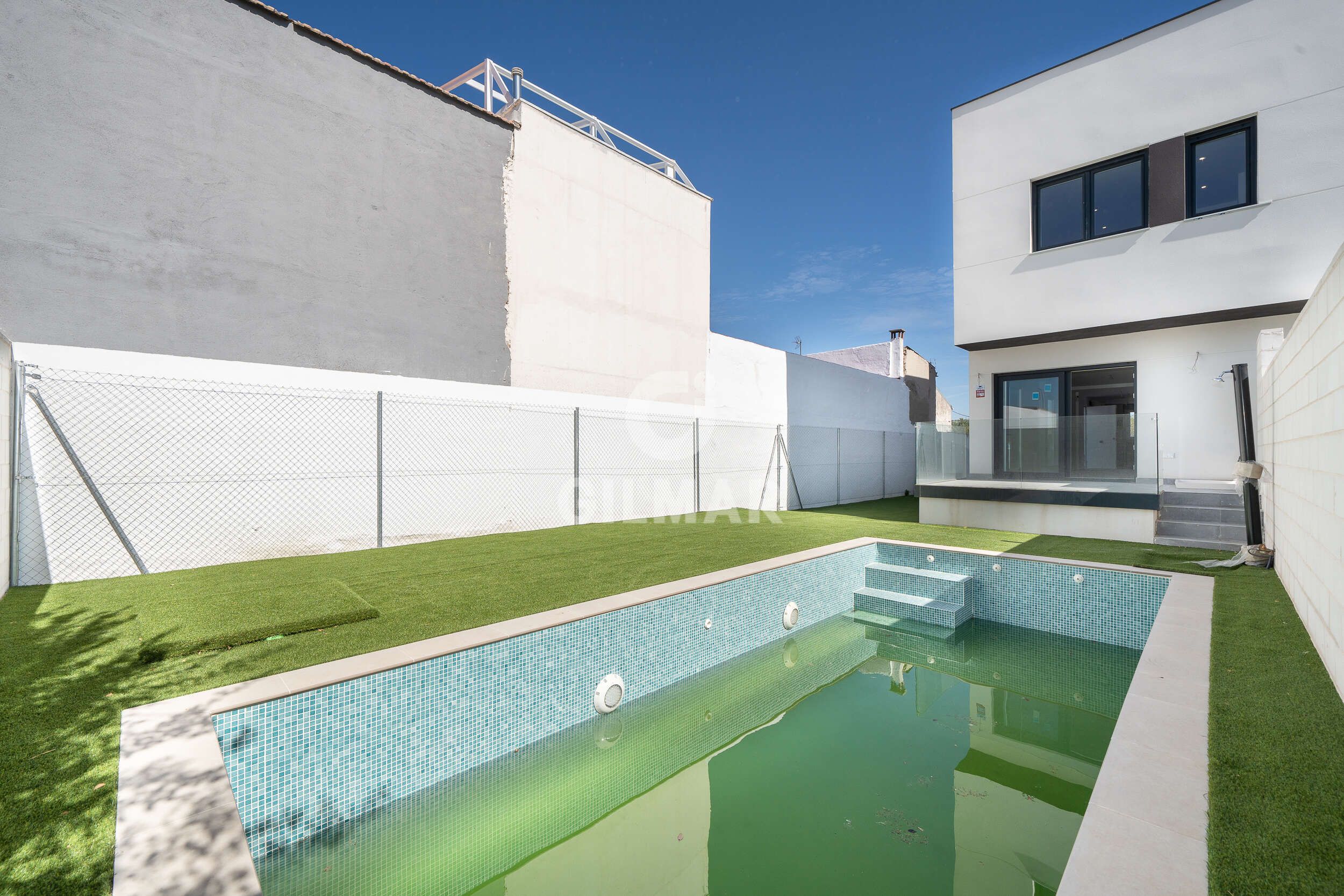 Piscina de Casa adosada en venta en  Madrid Capital con Calefacción, Jardín privado y Piscina