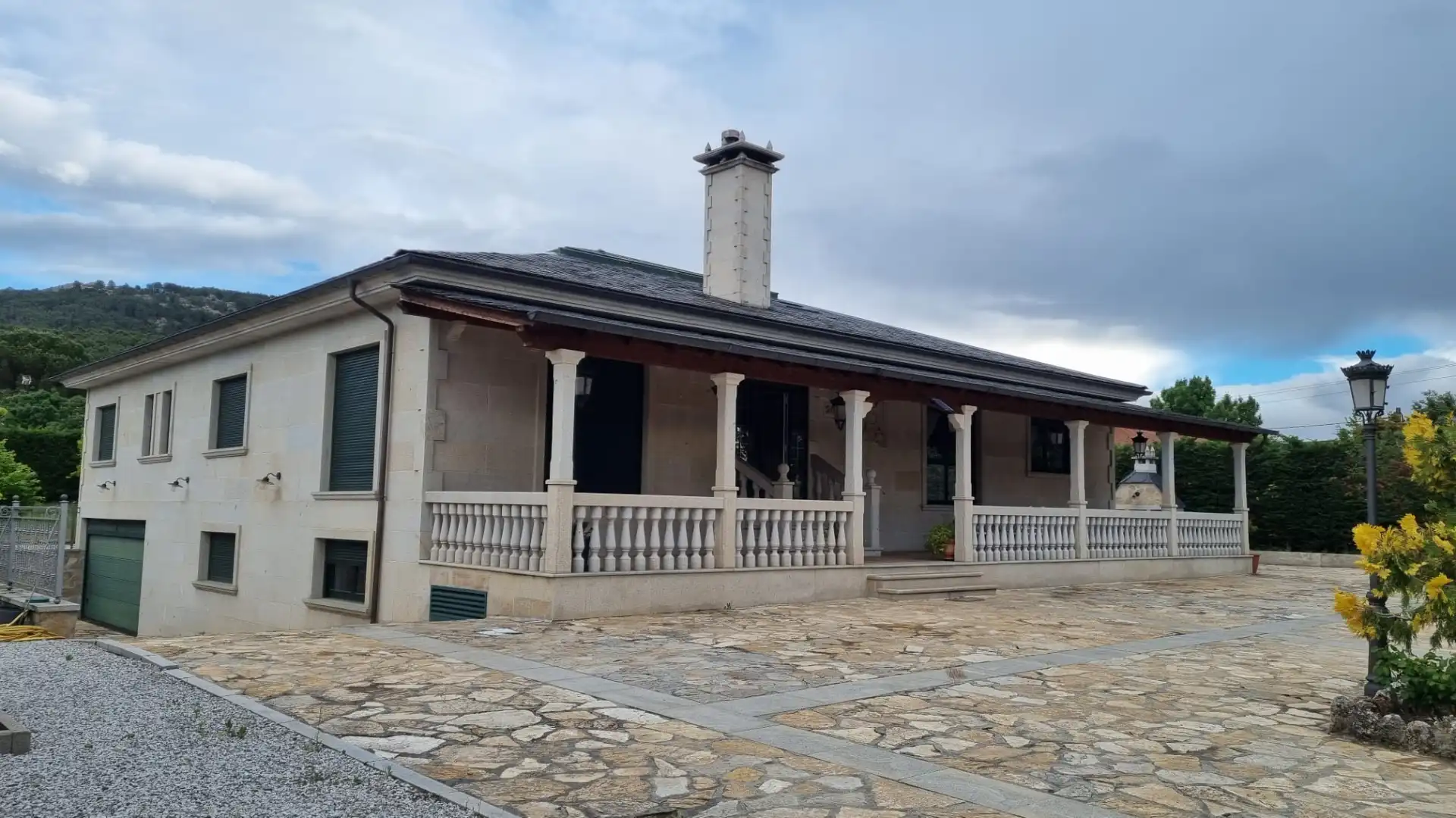 Vista exterior de Casa o xalet en venda en Moralzarzal amb Aire condicionat, Calefacció i Jardí privat